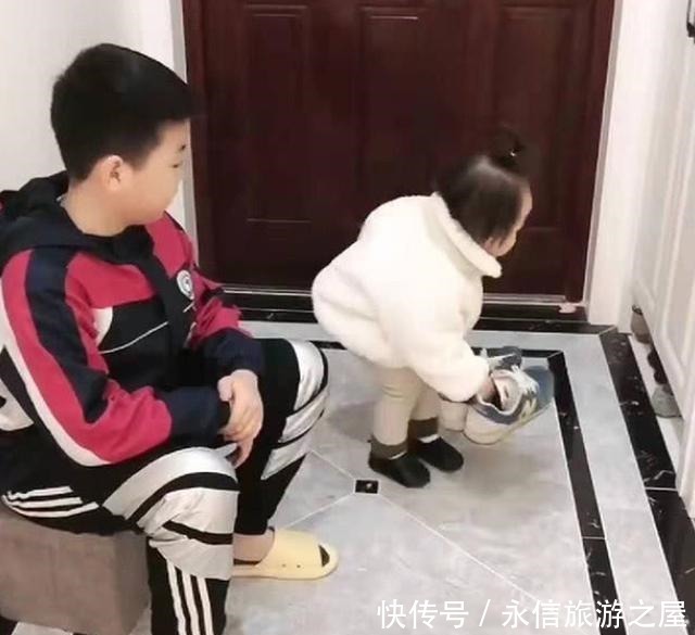 家长们|妹妹为迎接哥哥放学,拿出了最高规格待遇,网友二胎生对了