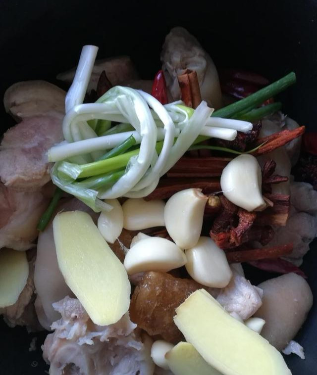 猪蹄这样做太好吃了,只需一步,软糯入味又劲道,3斤猪蹄不够吃