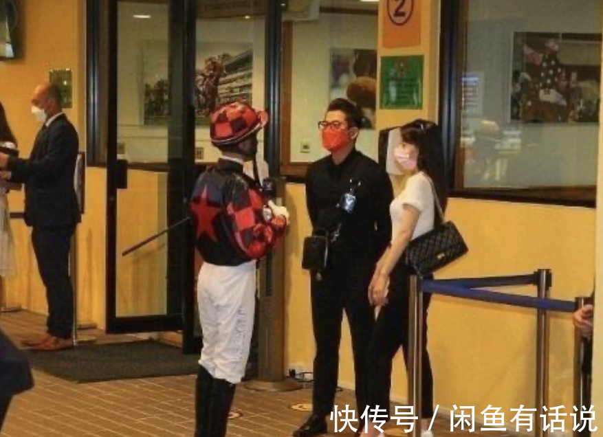 元素|方媛不愧是天王嫂,印花T恤配小黑裤也穿出高级感,气质都升华了