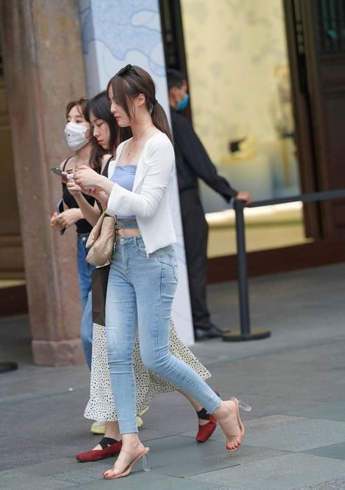 微胖身材小姐姐真是太有韵味了，谈不上有多美，就是很迷人！