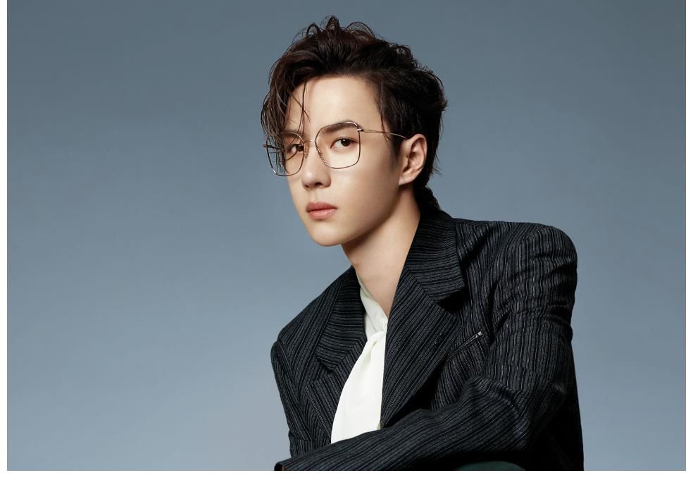 “九漏之鱼”王一博,学历被举报退出主持,搭戏赵丽颖引粉丝互撕