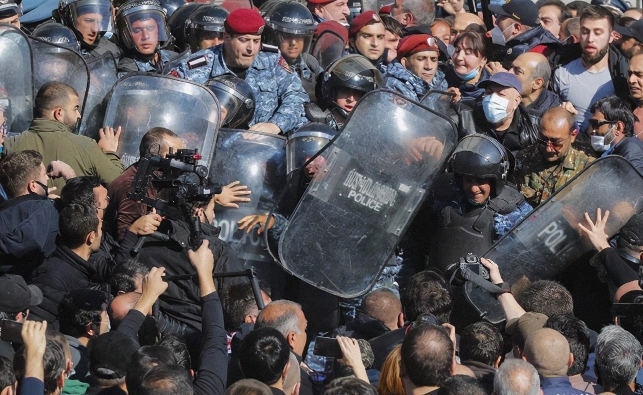 亚美尼亚总|拒绝投降!亚美尼亚鹰派军官发动兵变,帕希尼扬下令逮捕好兄弟