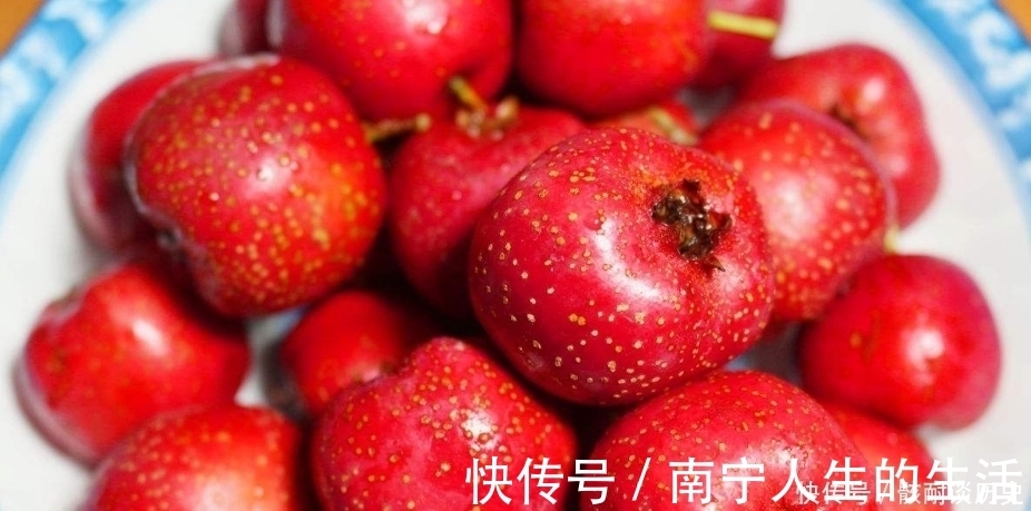 去鱼鳞别再用菜刀!大厨教你,加一些它,鱼鳞自己往下掉,好用!