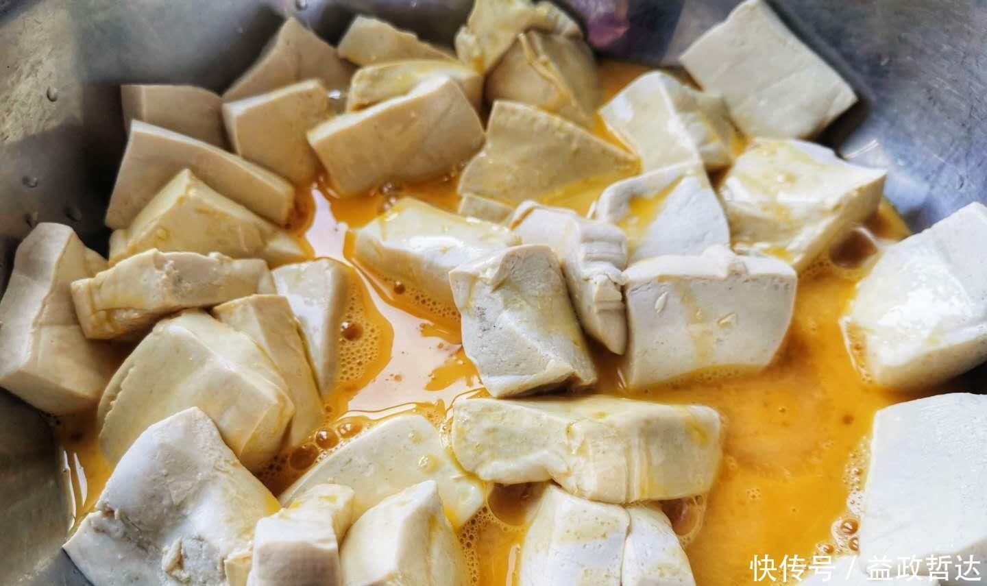 鸡蛋|鸡蛋豆腐新吃法,咸鲜香嫩的下饭菜,老人吃了养生,孩子吃了健脑