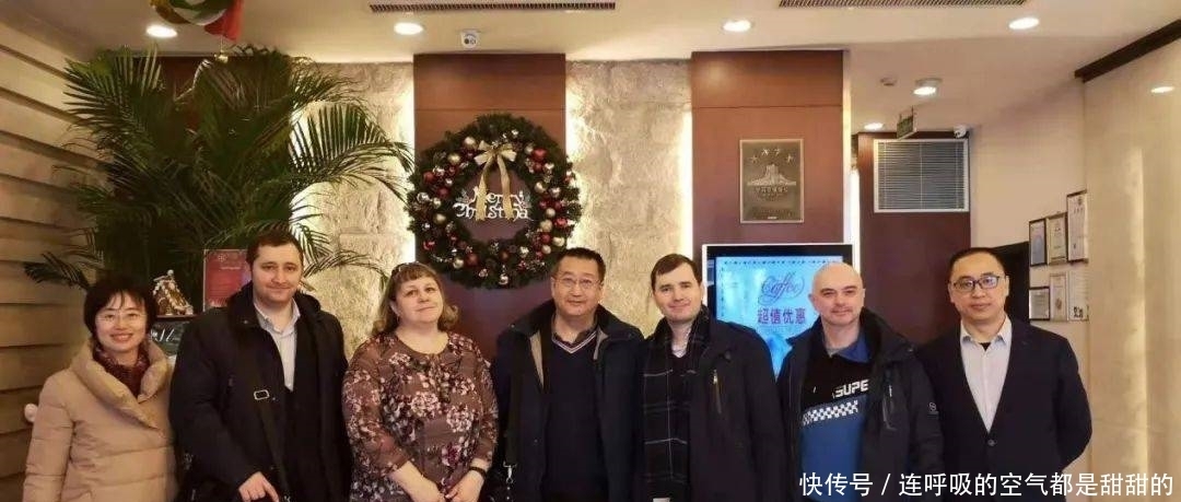 中国文化学者崔岱远散文《吃货辞典》在俄出版