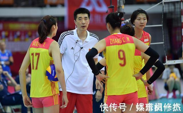 为老家女排鸣不平!郎平热门接班人质疑裁判,脚踩椅子动作不文明