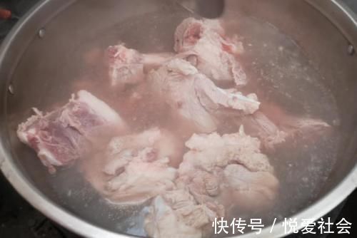 骨头|熬骨头汤怎么做才汤白?注意用对“水”!做不对汤不白,还腥味大