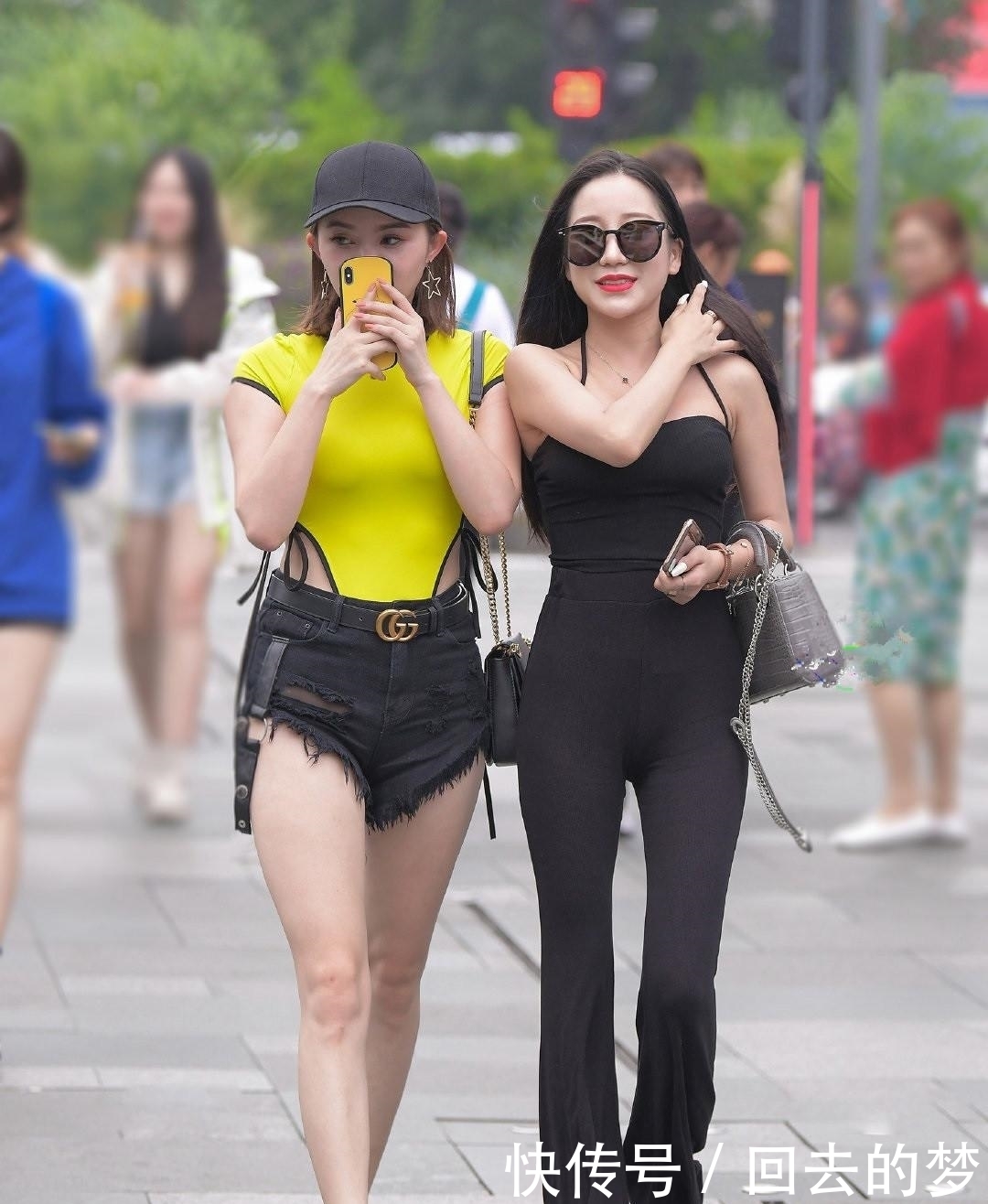 忍不住|美女你这一路拍什么呢?闺蜜都忍不住笑你了