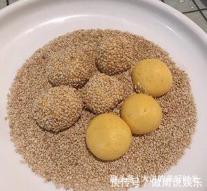 香甜|一块南瓜，不用面粉，做出软糯香甜的芝麻团，天天吃不腻，特好吃