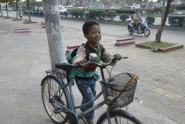 领养|那个被中国奶奶收养的“黑人小孩”,如今已成年,称自己是中国人