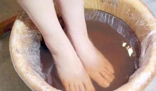生姜水洗脚有什么好处？泡脚有什么注意事项？这回全清楚了！
