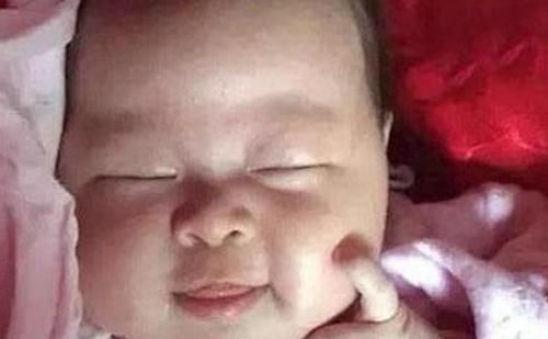 宝妈|“放飞自我式”睡姿火了,妈妈掀开宝宝被子后笑喷嫦娥奔月