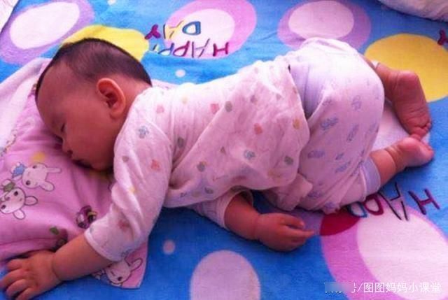 枕头|从不睡枕头的孩子和从小睡枕头的孩子,长大后的差异,父母来看看