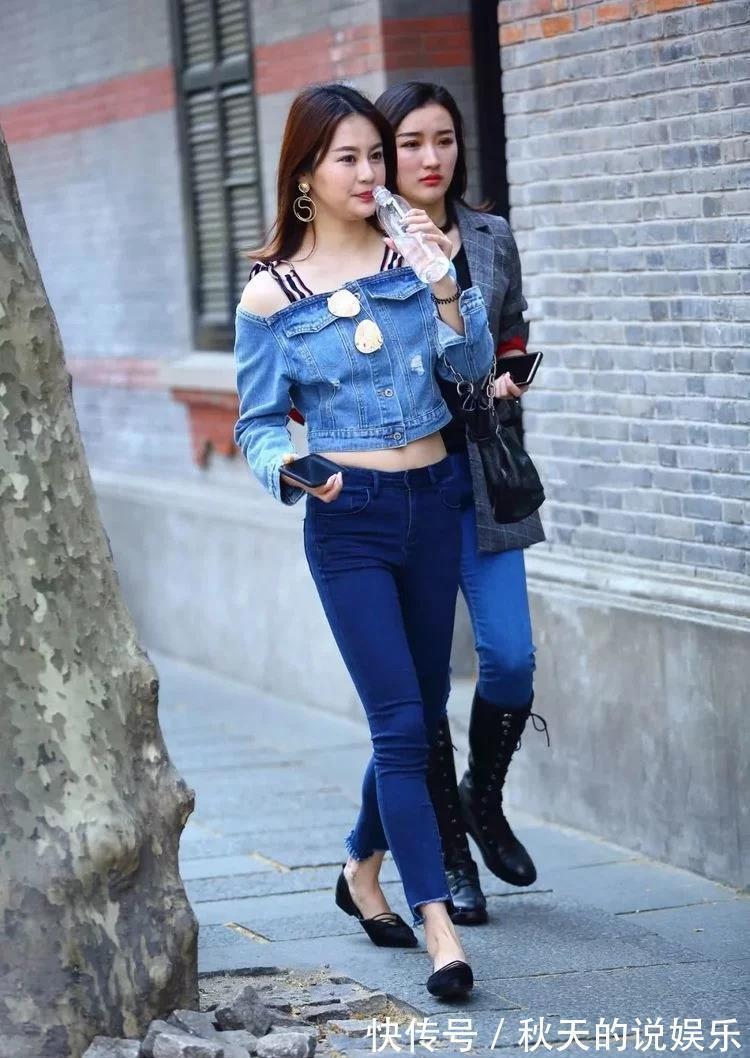 毛绒球 牛仔露脐一字领外套搭配紧身小脚裤,欧美嘻哈女人味浓!