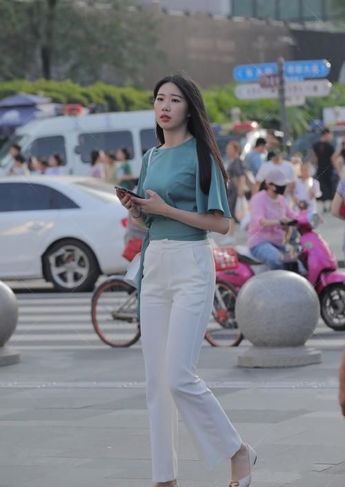 造型 早秋的休闲装,时尚女生们偏爱时髦的款式,靓丽个性还好看