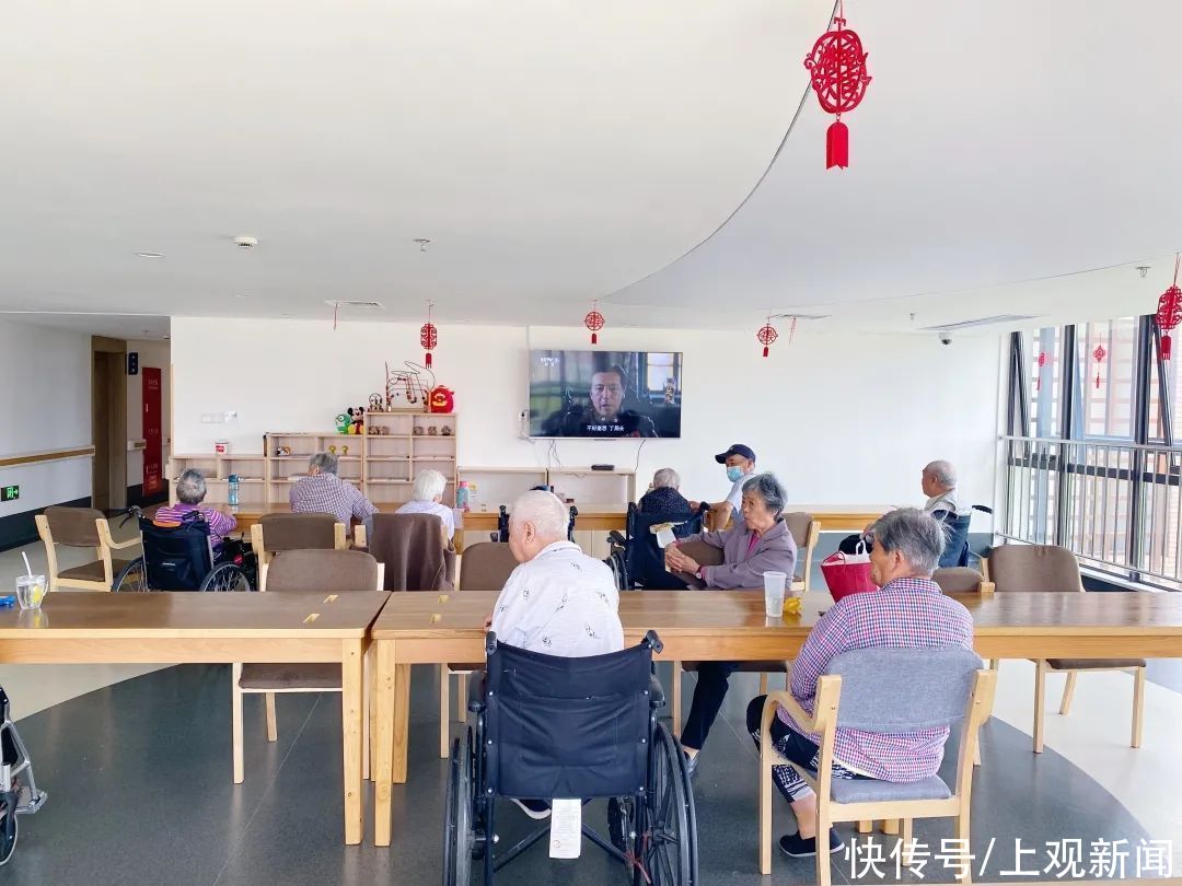 老人们|问诊、看病、买药不用再出门,“5G微诊室”把三甲医院“搬”到了松江这里