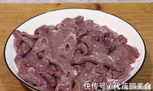 炒猪肝时,不要直接下锅炒,多加这1步,猪肝滑嫩不老,无腥味