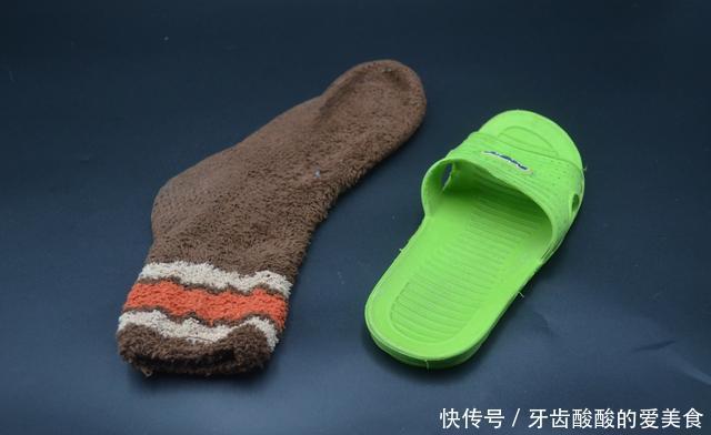 袜子有破洞别急着扔,把袜子套在拖鞋上,用途真厉害,长见识了