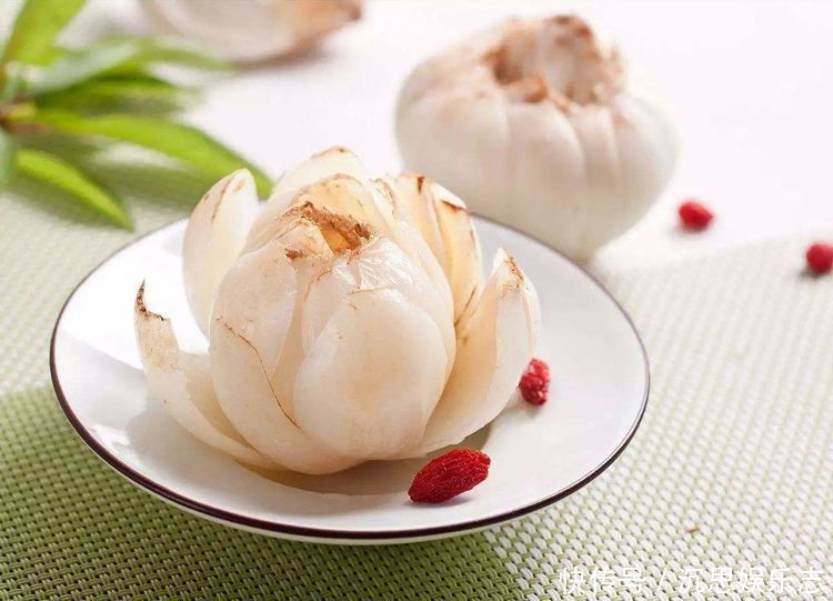 有光泽|女人不想显老,推荐多吃3种食物,美容养颜,面色红润有光泽