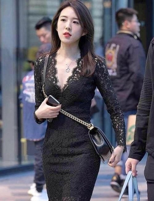 连衣裙 身穿蕾丝连衣裙的小姐姐,搭配显女人的S型身材!