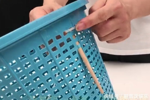 垃圾桶上绑一根筷子,解决了家家户户的烦恼,妙招真是太实用了