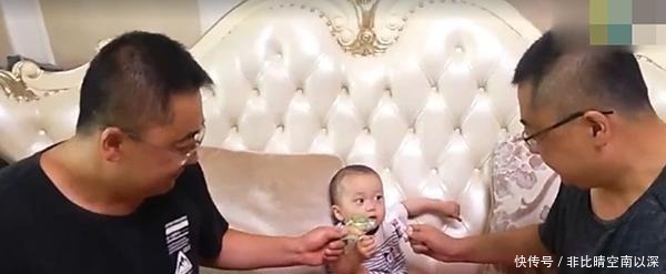 宝宝|2个爸爸一模一样, 1岁宝宝傻傻分不清, 宝宝懵圈难道喝奶喝醉了!