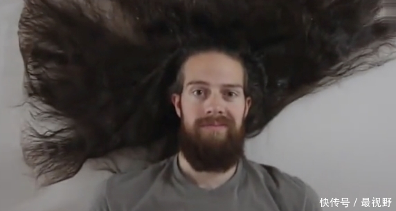 一外国小哥喷10瓶发胶在头发上,站起来后网友笑了,哈哈哈哈