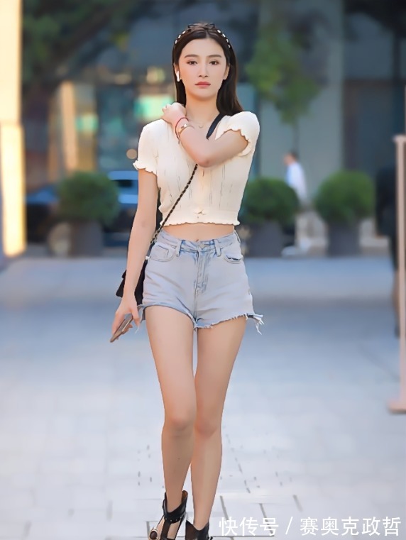 牛仔短裤|仲夏夜穿搭米黄色针织短袖上衣搭配毛边牛仔短裤