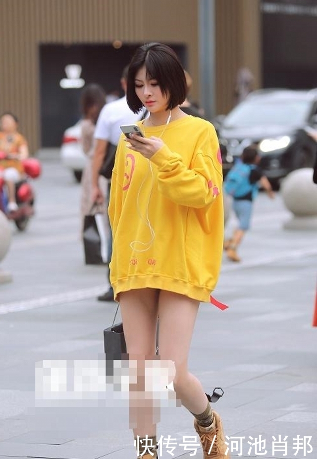 拍照|路人街拍,侧着身子拍照,非常显女性的身材曲线