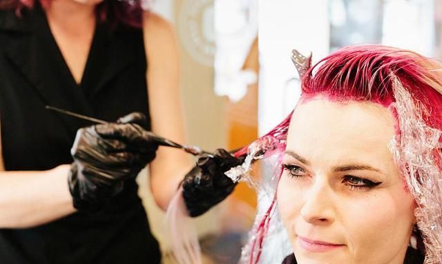 染头前能不能洗头发?托尼老师的说法,洗不洗都可以,不影响颜色