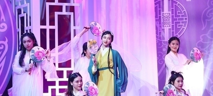 关晓彤豁出去了，大胆尝试青蛇造型，网友：我选白蛇！