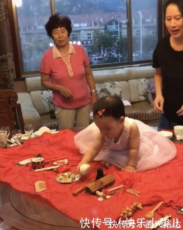 妈妈|女儿百日宴“抓周”,一下抓起“饱腹之物”,妈妈脸红没脸看了