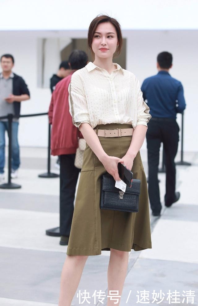 成熟|裙装搭配典雅,显露靓丽风采,散发女性成熟魅力