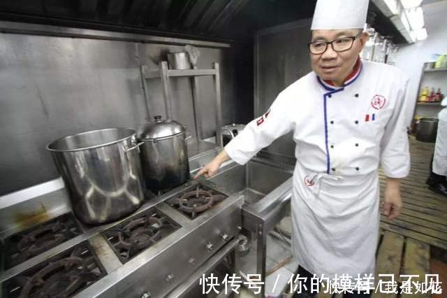 锅底用久了会发黑发黄,教你一招,只需撒一把它立马就跟新的一样