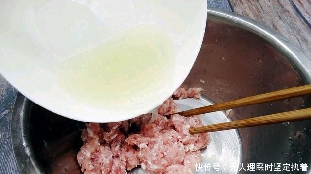  调饺子馅千万别加“料酒”，3个方法去腥，饺子鲜香无异味！