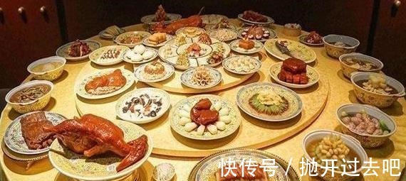 六盘菜!六个秀才行酒令戏弄苏轼,他只用一句话回怼各位,并独享所有美食!