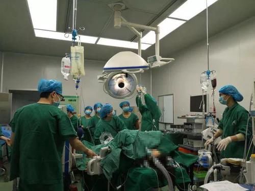 孕妇们|孕妇无麻醉直接剖宫产，医护人员含泪接生！女人才懂为母则刚