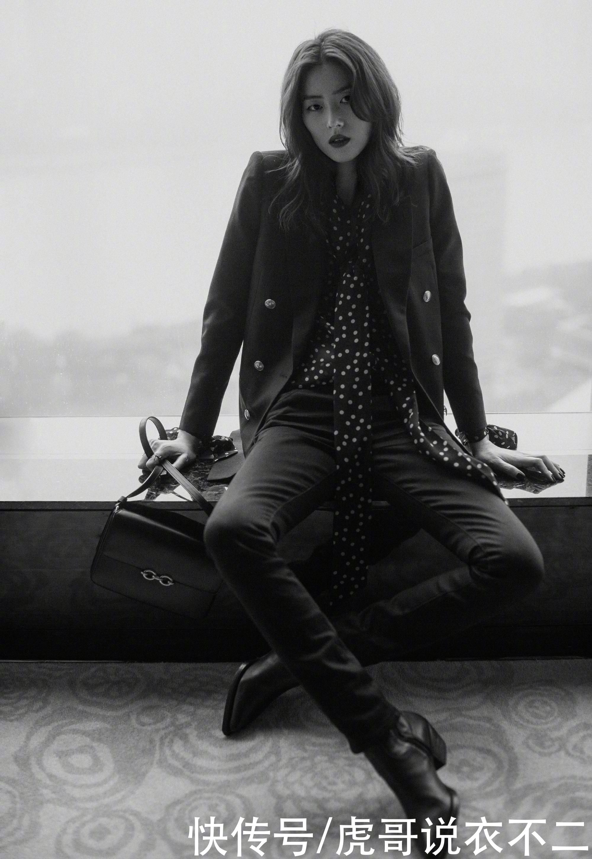超模刘雯身材条件“太优越”，身穿基础款黑色西装，气场好强大