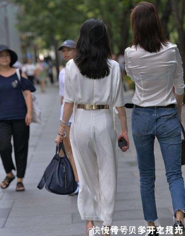 牛仔打底裤 黑色裸肩吊带搭配黑色牛仔打底裤,时尚之余比较活泼,修身显身材!