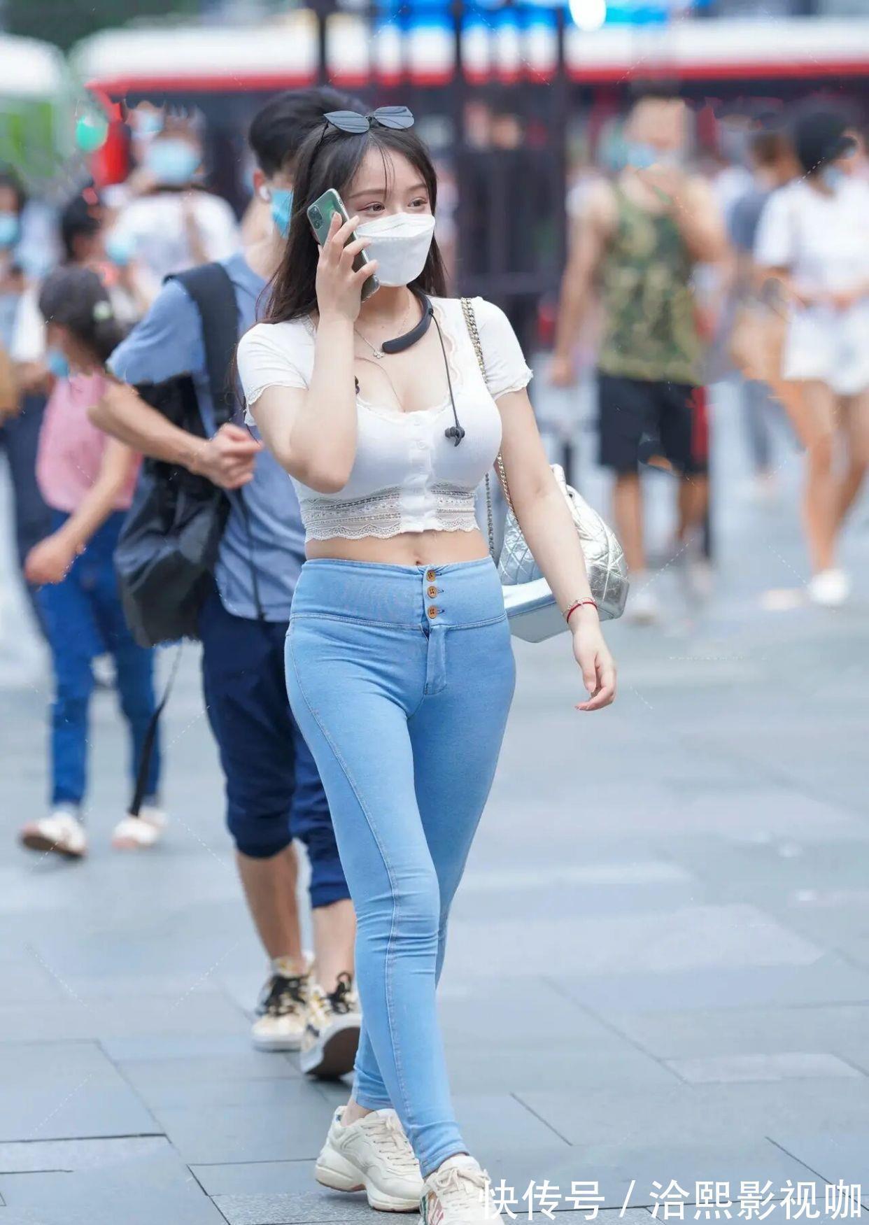 身形|别拿“牛仔裤”不当回事，穿搭稍加改动，成功化解“宽胯”烦恼！