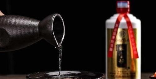 擦玻璃不用爬窗，有个小妙招，让玻璃干干净净