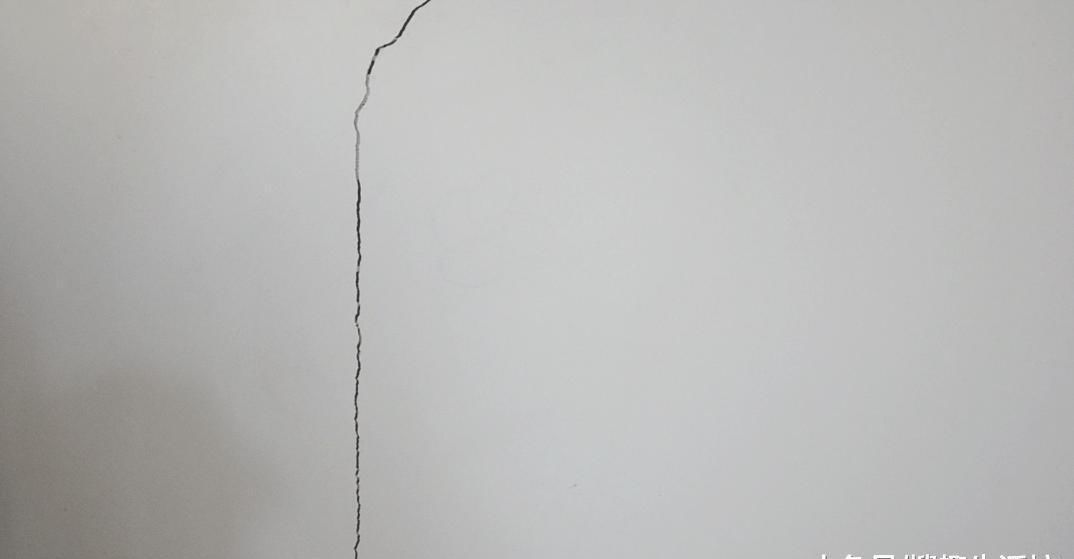 家里白墙不仅脏还有裂缝怎么办 用它涂一涂, 墙壁立马焕然一新