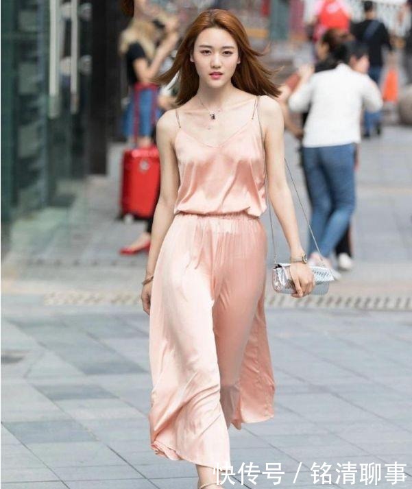 真丝连衣裙的高级感,提升了美女的气质,真是太美了