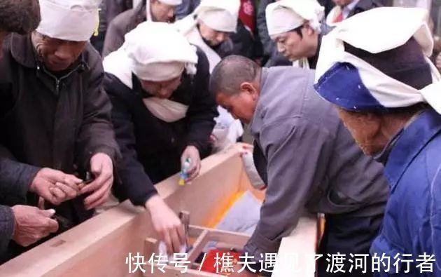 孝子#丧事入殓封棺只用4根钉,为什么一定要买5根