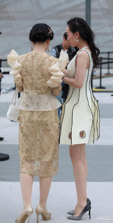 裙子|裙子像“百叶窗”,还在下摆挖几个洞,不知道设计师怎么想的