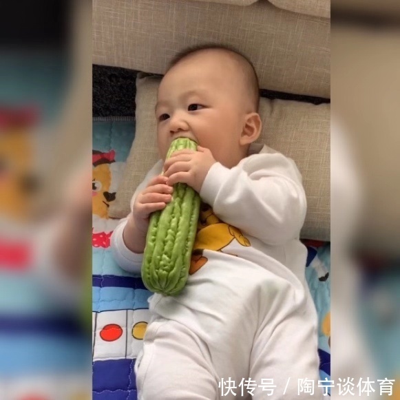 口腔|为了不让宝宝吃手,爸爸想出的终极武器“苦瓜”,娃:万万没想到
