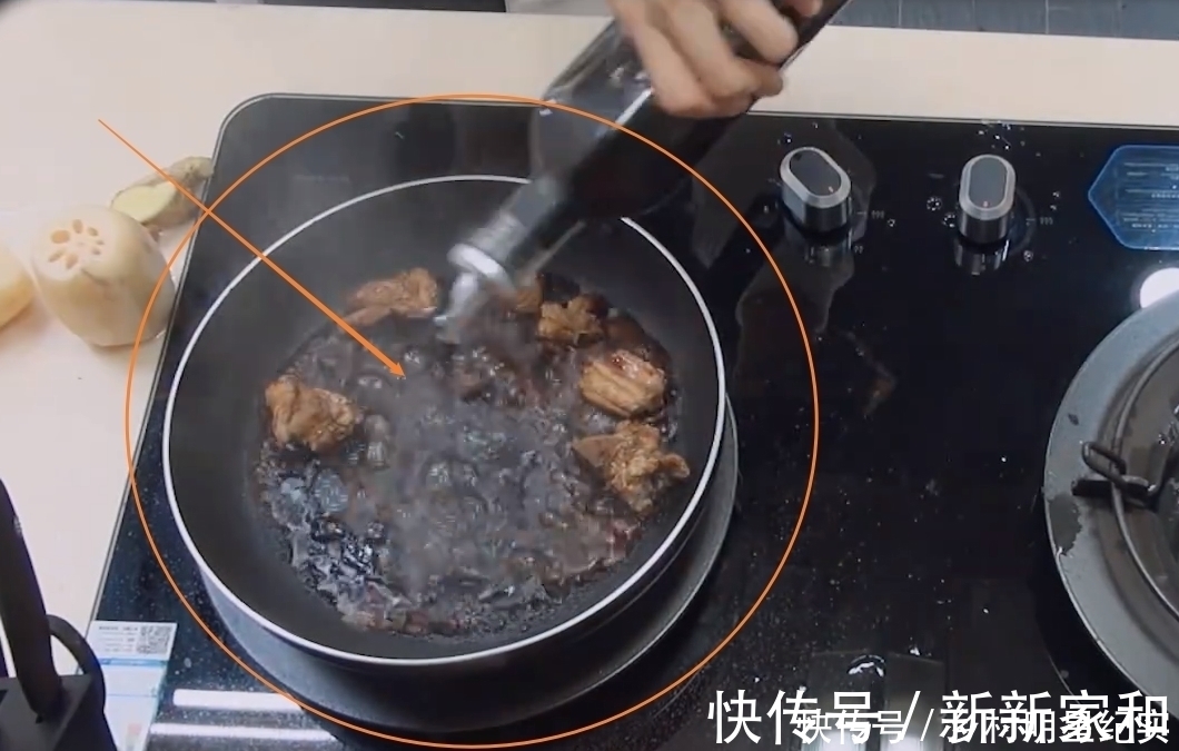 刘雨昕把排骨烧焦,范丞丞反应太真实,确定不进行一下表情管理?