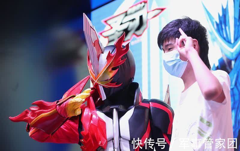 coser|这个夏天看漫展，口罩被coser玩出了“花”……