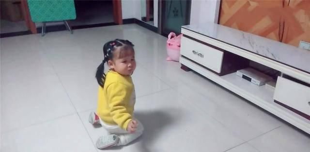 爸爸|女儿不老实吃饭,爸爸拎着“扫帚”冲进屋,随后的操作让妈妈笑翻