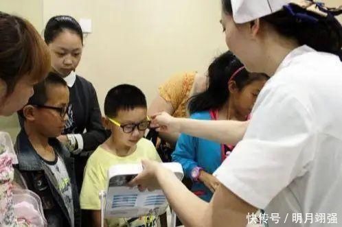 5岁男童近视1000度,家长还跳着说没给玩手机,医生怒斥太无知